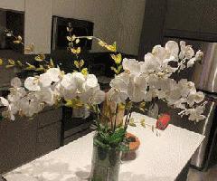 Centro de mesa de orquídea falsa