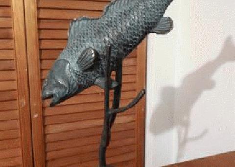 Escultura de salmón