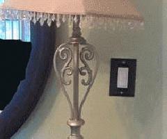 Lámpara de Mesa de Plata con Sombra de Cuentas
