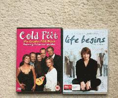 Dos DVDs Que remachan series de televisión británicas de la comedia / del drama