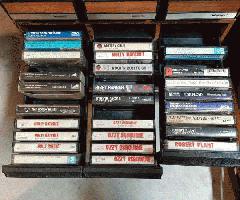 más de 200 cassettes en su mayoría rock