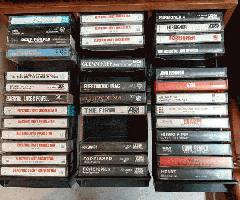 más de 200 cassettes en su mayoría rock