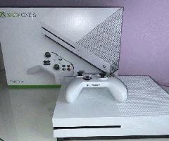 Xbox One S con controlador adicional