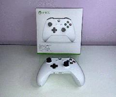 Xbox One S con controlador adicional