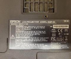 Proyector Epson con control remoto