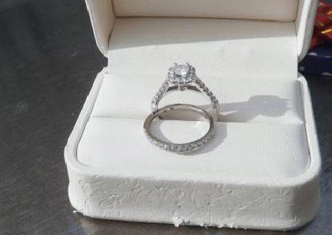 Hermosa boda de oro blanco de 10k con un peso total de diamantes de 1.