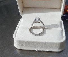  Hermosa boda de oro blanco de 10k con un peso total de diamantes de 1.