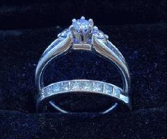 Impresionante Anillo de compromiso de Diamantes y un conjunto de alianza de boda