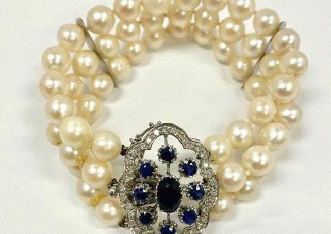 18KWG Triple Strand Pulsera de Perlas Cultivadas con Broche de zafiro de Diamante