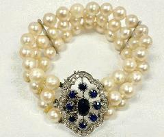 18KWG Triple Strand Pulsera de Perlas Cultivadas con Broche de zafiro de Diamante