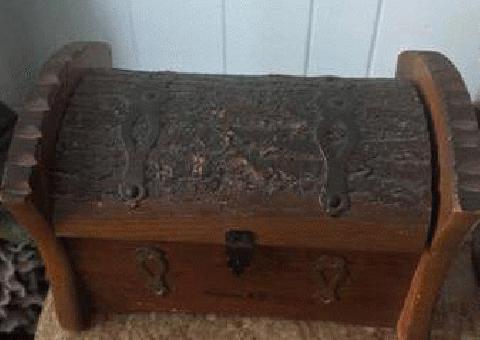 Caja de joyería de madera con aspecto de registro