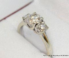 14k Oro Blanco y Diamantes (1.50 tcw) Anillo de Compromiso de tres piedras Tamaño 8