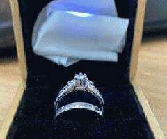 Impresionante Anillo de compromiso de Diamantes y un conjunto de alianza de boda