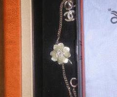 Simply Elegant-CAMELIA Verde Menta forma floral con Logo CC plata ch