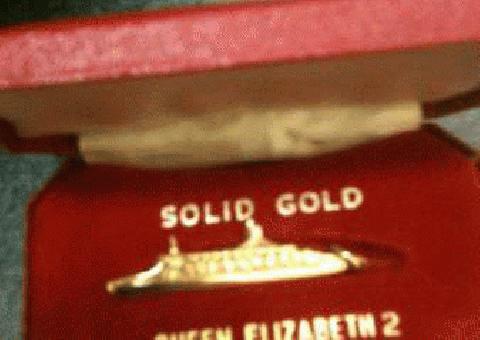 Oro 14K sólido QE2 encanto en caja