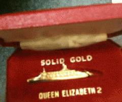 Oro 14K sólido QE2 encanto en caja