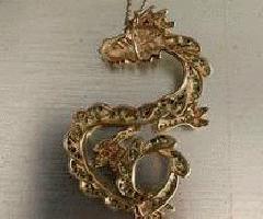 colgante Dragón de oro de 14 quilates, diamante, esmeralda y zafiro rojo