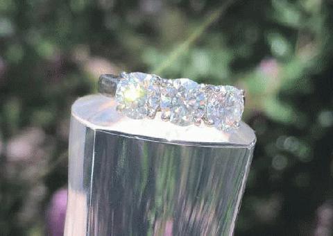 Anillo de Diamante Brillante de Tres Piedras Color D 2.43 CT total