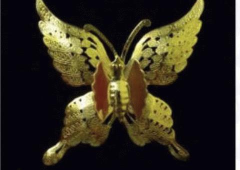 Pin de mariposa dorado