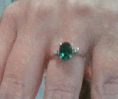 Anillo de Oro Blanco de 14kt, Piedra Verde y Diamante Tamaño 6