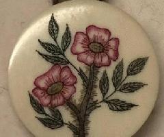 Colgante Scrimshaw, Flores rosadas, 3/4 pulgada, con Cadena de 17 pulgadas