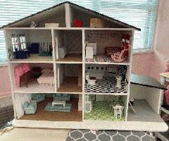 Casa de muñecas amueblada de madera hecha a mano