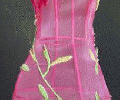 Figura de Vestido de Mujer con Red Rosa y Flores en Soporte