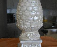 Elegante huevo de cerámica estilo fabergé en soporte